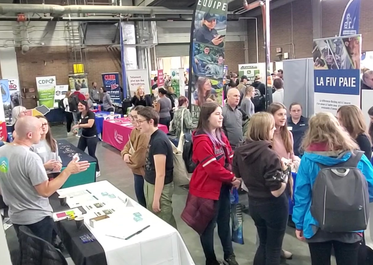 Étudiants et anciens étudiants rencontrent divers organismes lors de la Journée carrière et réseautage. (Groupe CNW/Institut de technologie agroalimentaire du Québec)